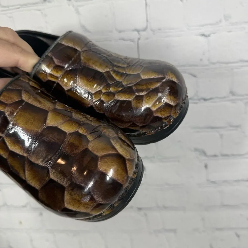 Dansko Sophie Clogs Women Size 36 Brown Mosaic Patent Leather Y2K Slip On Shoes